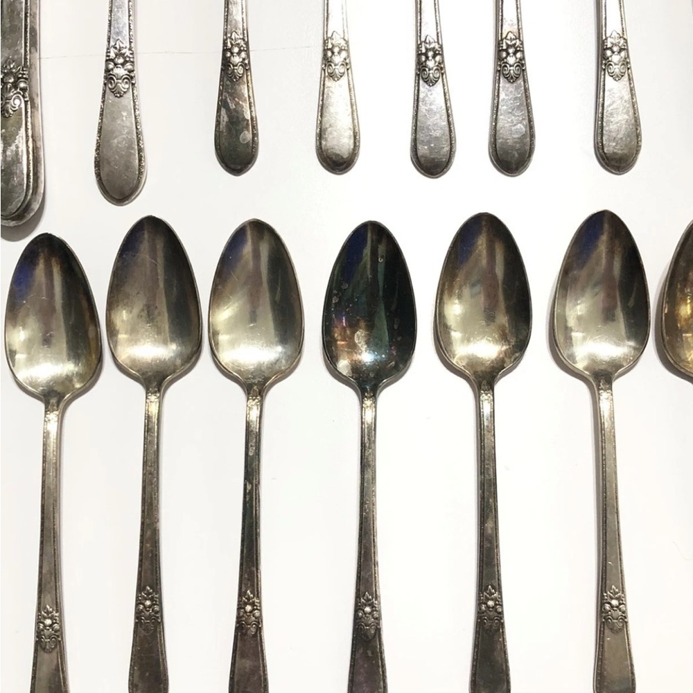 1847 Rogers Bros Is Adoration Vintage Silver Plate Silverware Set of 47 pieces - Picture 7 of 13